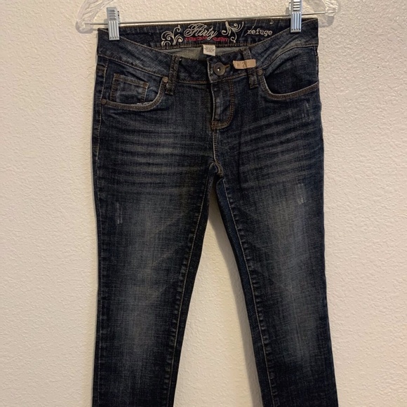 refuge Denim - Flirty Everyday Skinny Refuge Distressed Washed Jeans Pant Womans Regular 0 Slim